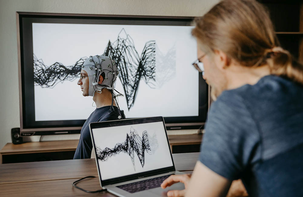 Messung der Gehirnaktivität mit einem Elektro-Enzephalogramm (EEG) Foto_Jana Dünnhaupt _Uni Magdeburg